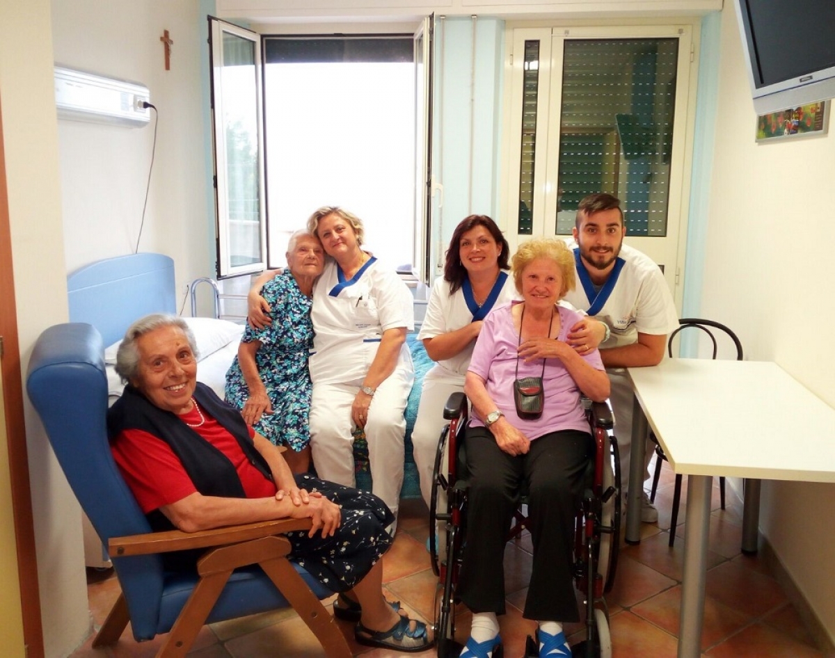 Foto di gruppo nella stanza di un ospite